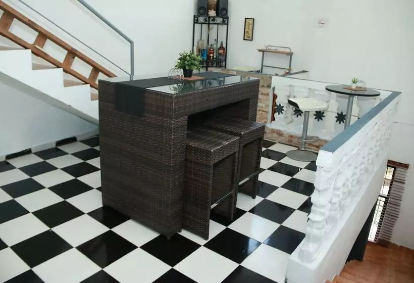 هتل Aarony House