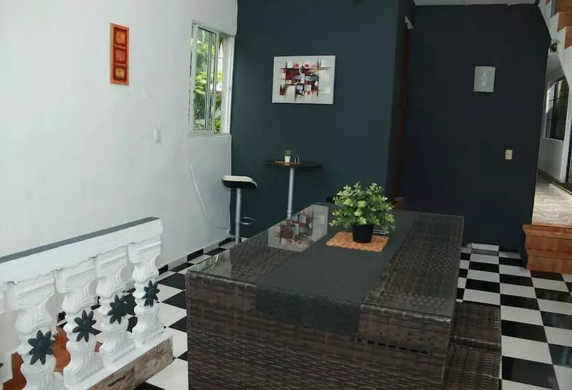 هتل Aarony House