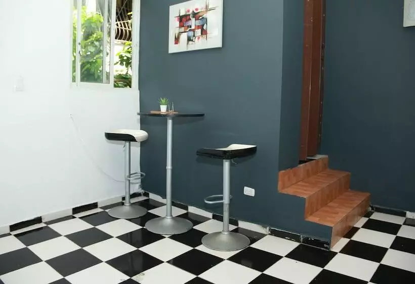 هتل Aarony House