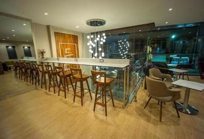 ホテル The Three Hat Yai