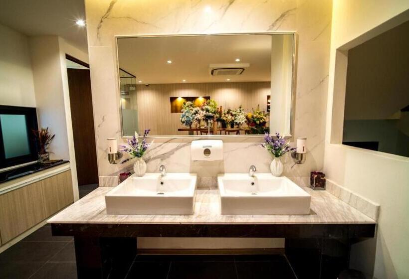 בית מלון כפרי The Three Hat Yai