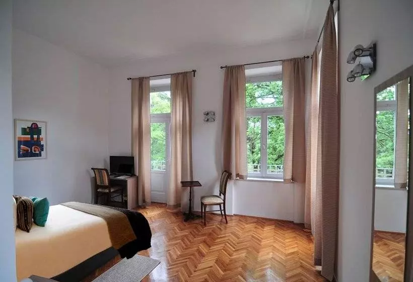 Hotelli Villa Laurel