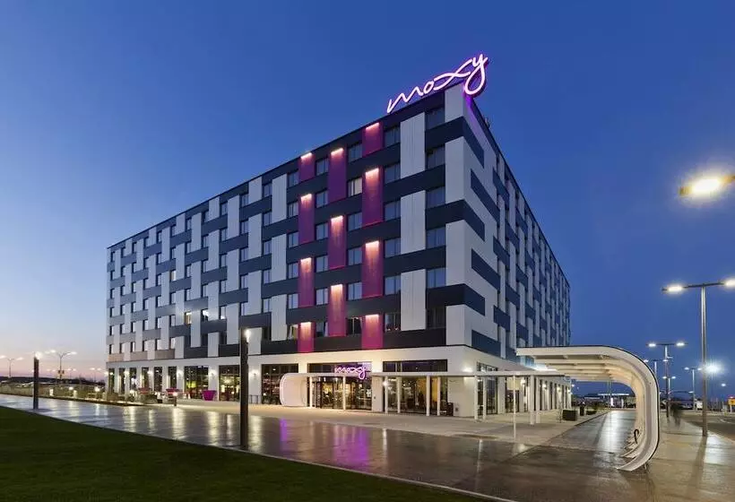 Hotelli Moxy Vienna Airport