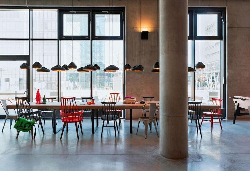 هتل Moxy Vienna Airport