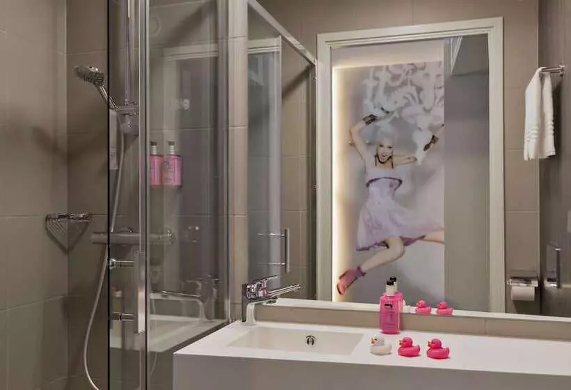 Hotelli Moxy Vienna Airport