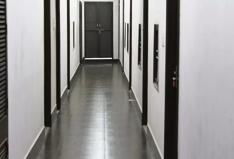 ホテル Oyo Rooms Near Mansarovar Garden