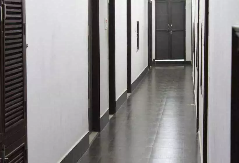 ホテル Oyo Rooms Near Mansarovar Garden