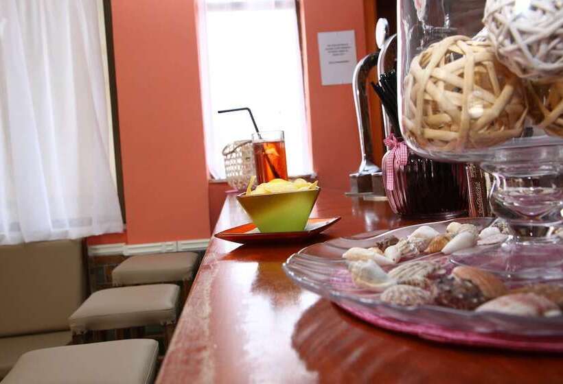 هتل Triton Garden