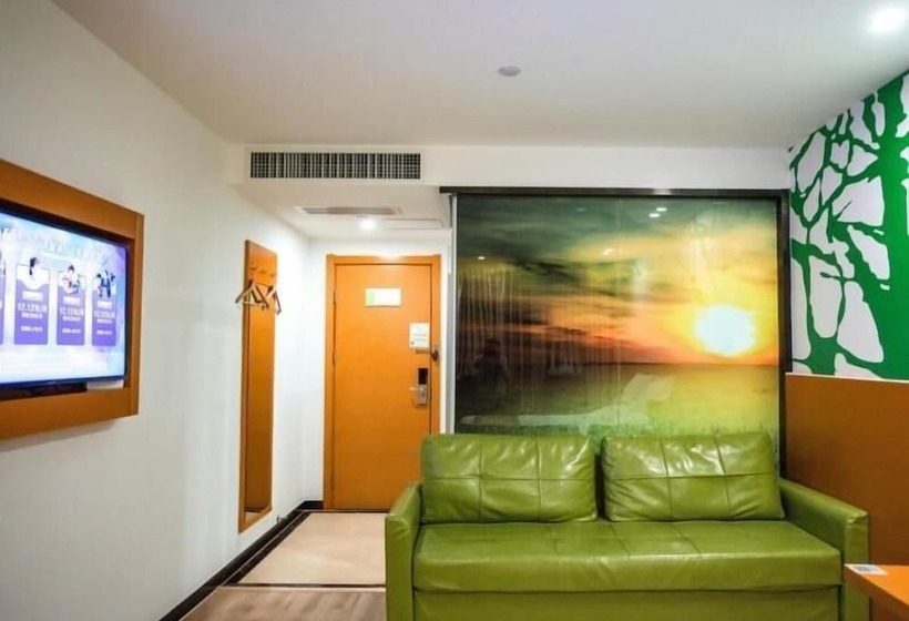 Отель Vatica Zaozhuang Tengzhou Railway Station