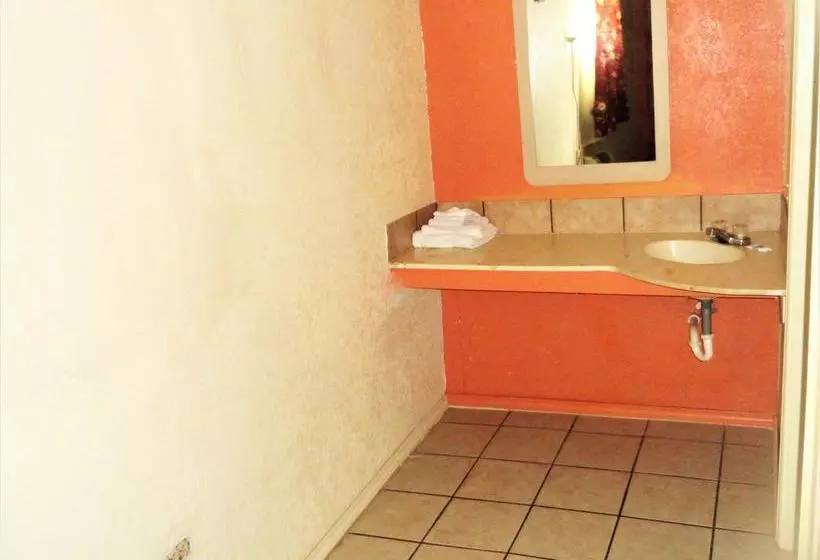 مُتل Economy Inn Lawton