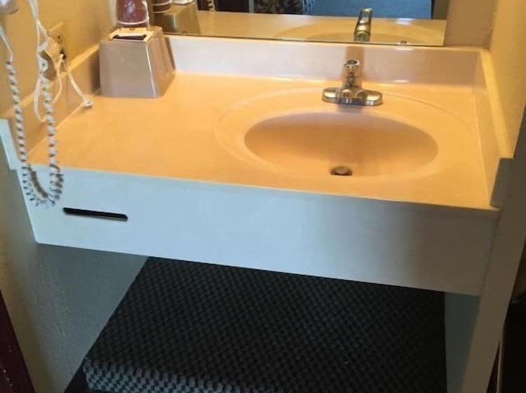 فندق على الطريق Economy Inn