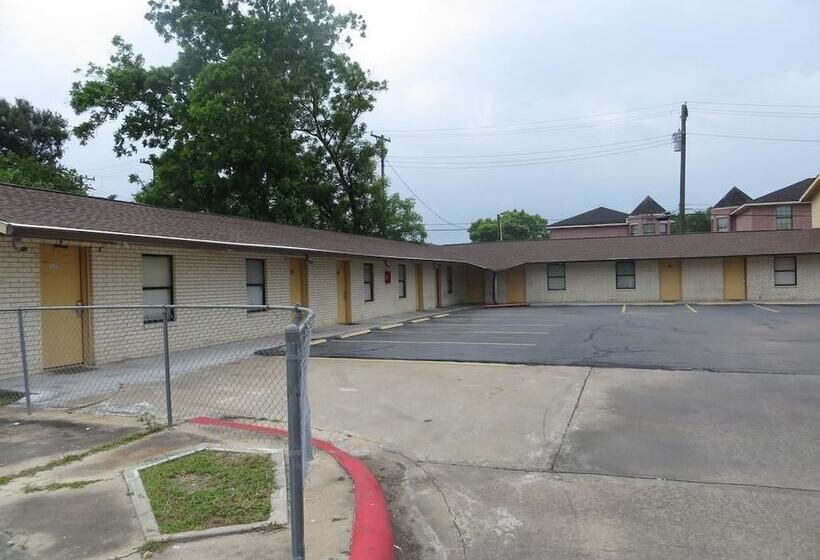 汽车旅馆  Travel Inn & Suites