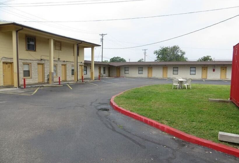 汽车旅馆  Travel Inn & Suites