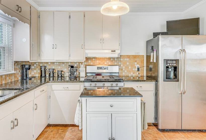 Charming Fairhope Home ~ 2 Mi To North Beach Park!