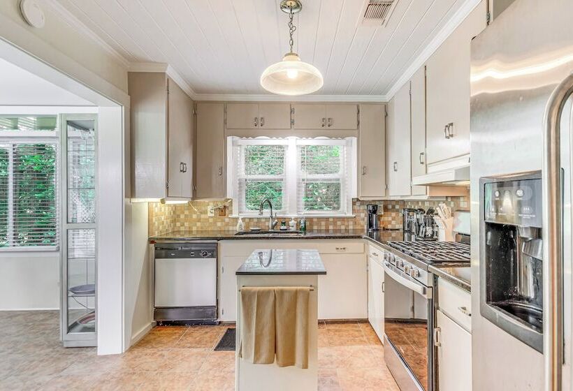 Charming Fairhope Home ~ 2 Mi To North Beach Park!