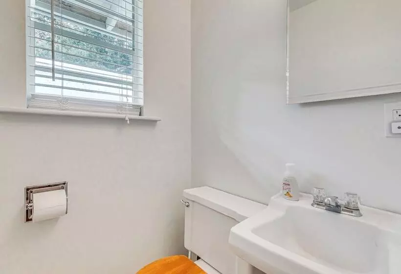 Charming Fairhope Home ~ 2 Mi To North Beach Park!