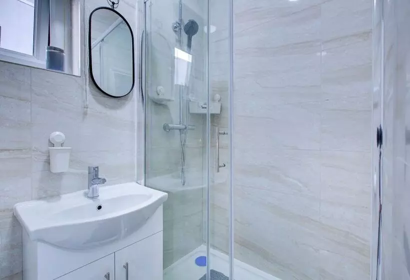 ホテル Oyo Trendy Apartments London