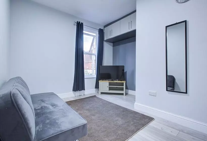 ホテル Oyo Trendy Apartments London