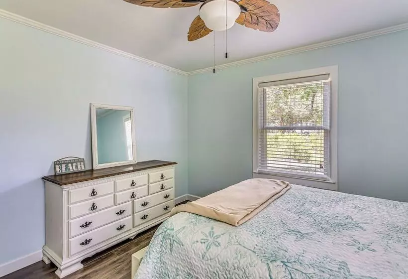 Ocean Isle Beach Home W/ Grill: 1 Mi To Beach!