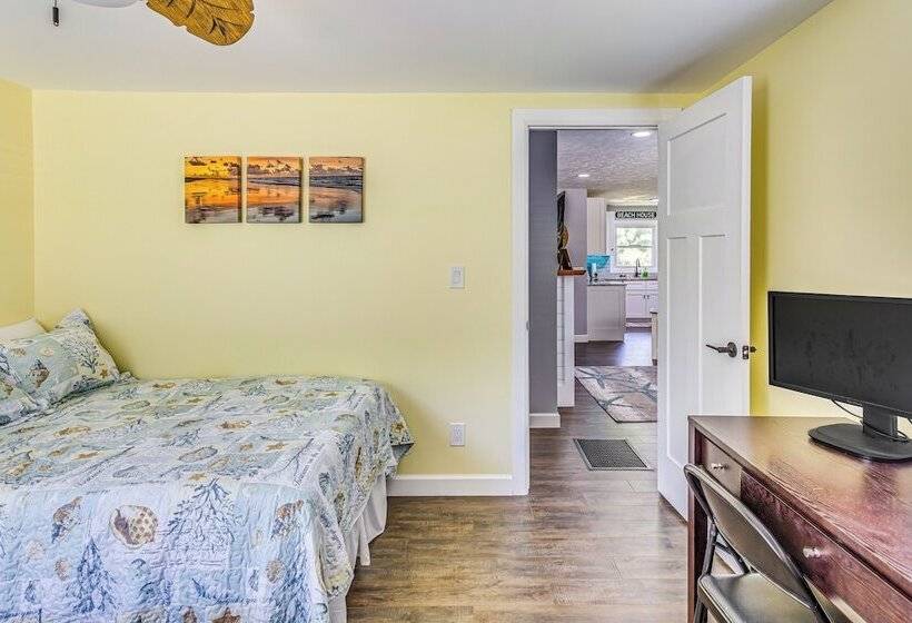 Ocean Isle Beach Home W/ Grill: 1 Mi To Beach!