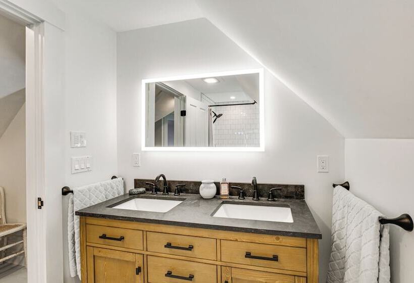 Peaceful Coastal Maine Retreat, Walk To Trails