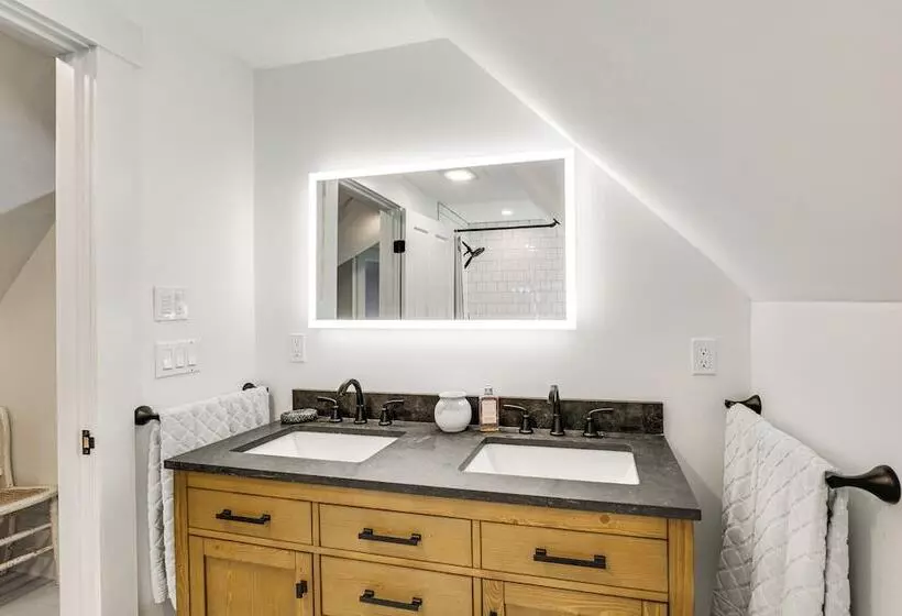 Peaceful Coastal Maine Retreat, Walk To Trails