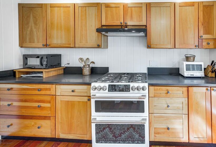 Peaceful Coastal Maine Retreat, Walk To Trails