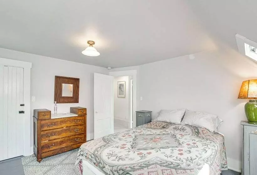 Peaceful Coastal Maine Retreat, Walk To Trails