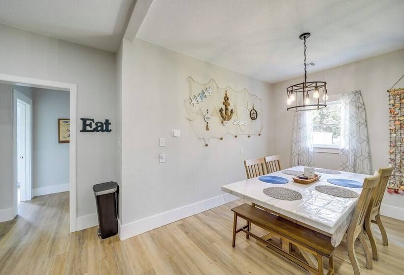 Eufaula Home Walk To Lake Beach!