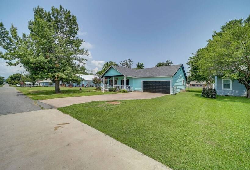 Eufaula Home Walk To Lake Beach!