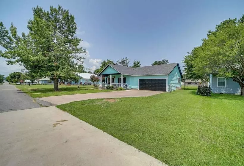 Eufaula Home   Walk To Lake Beach!