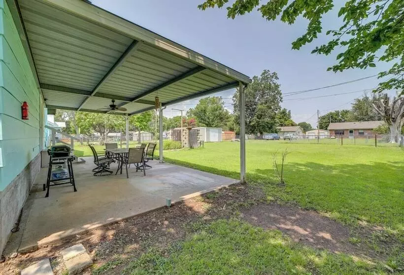 Eufaula Home   Walk To Lake Beach!