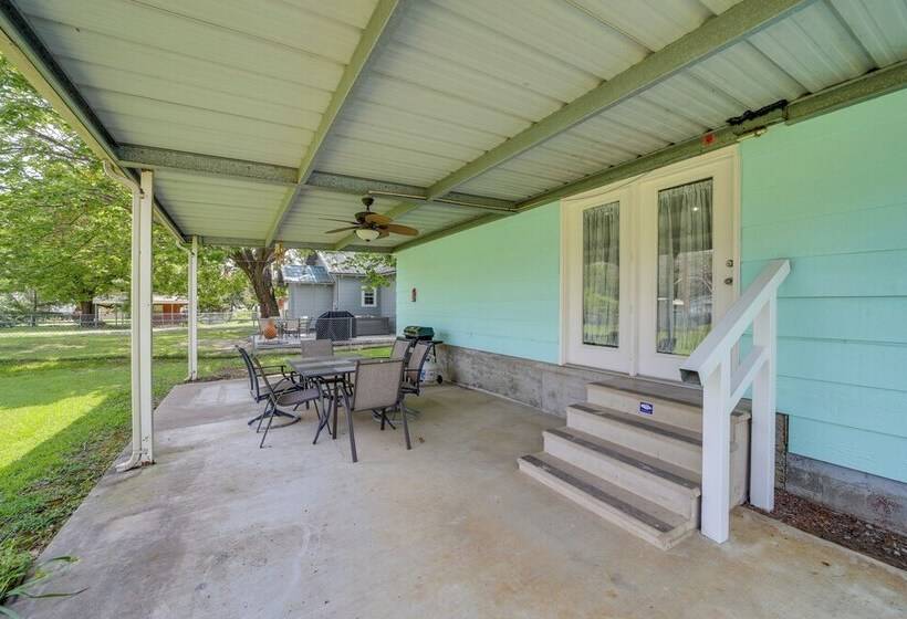 Eufaula Home Walk To Lake Beach!