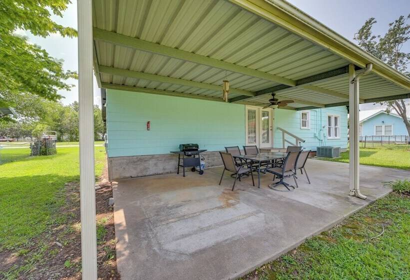 Eufaula Home Walk To Lake Beach!