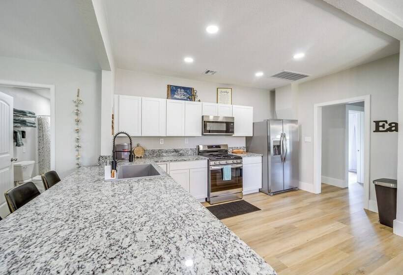 Eufaula Home Walk To Lake Beach!