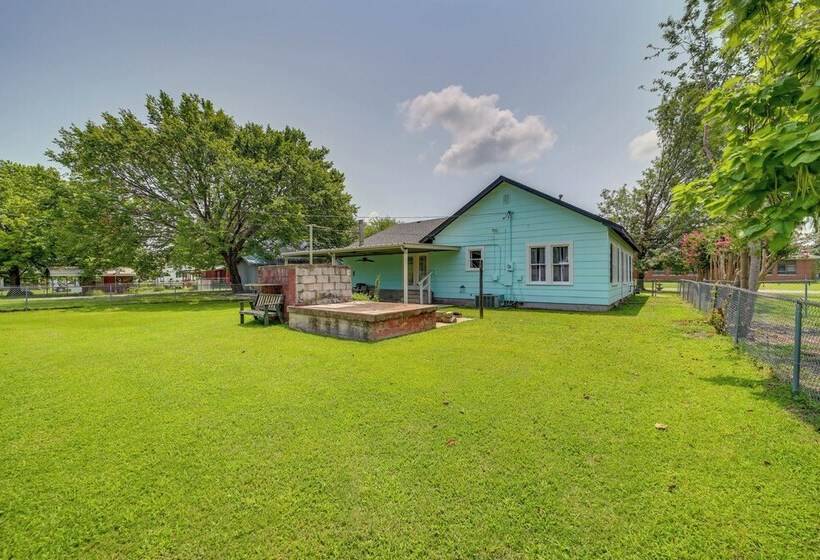 Eufaula Home Walk To Lake Beach!