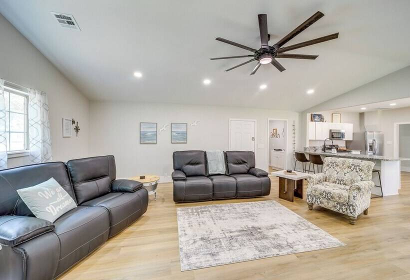 Eufaula Home Walk To Lake Beach!