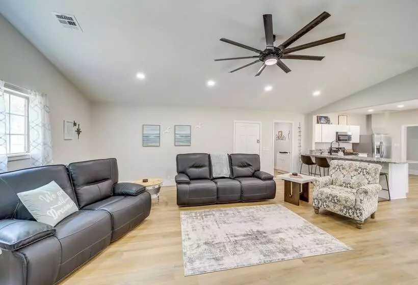 Eufaula Home   Walk To Lake Beach!