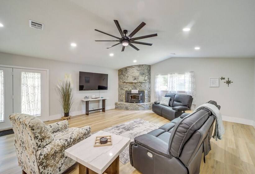 Eufaula Home Walk To Lake Beach!