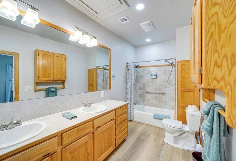 Eufaula Home Walk To Lake Beach!