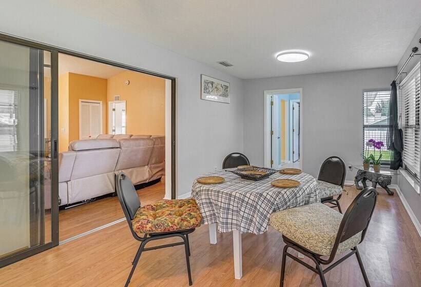 Pet Friendly Ocala Home W/ Screened In Lanai!