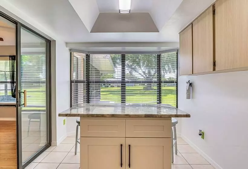 Pet Friendly Ocala Home W/ Screened In Lanai!