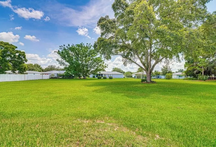 Pet Friendly Ocala Home W/ Screened In Lanai!