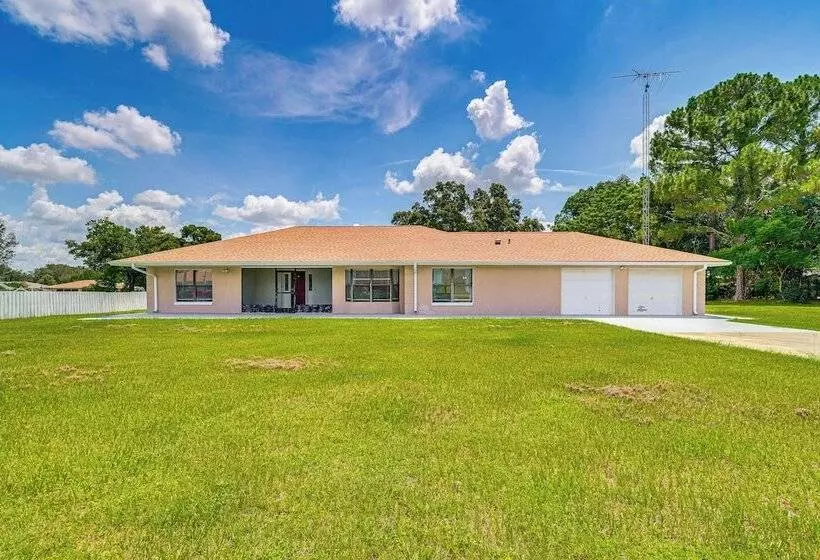 Pet Friendly Ocala Home W/ Screened In Lanai!