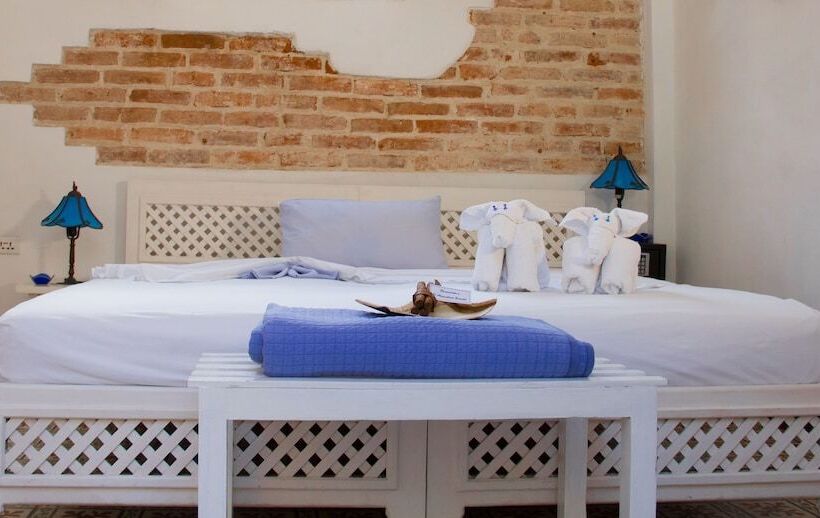 تختخواب و صبحانه El Almendron Rosado