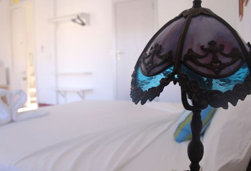 تختخواب و صبحانه El Almendron Rosado