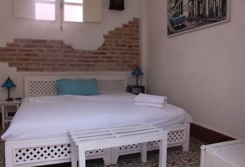 تختخواب و صبحانه El Almendron Rosado