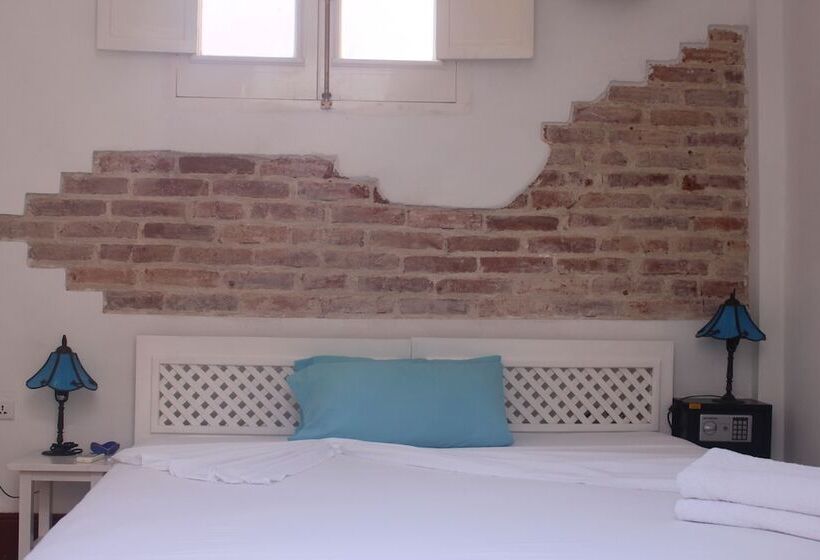 تختخواب و صبحانه El Almendron Rosado