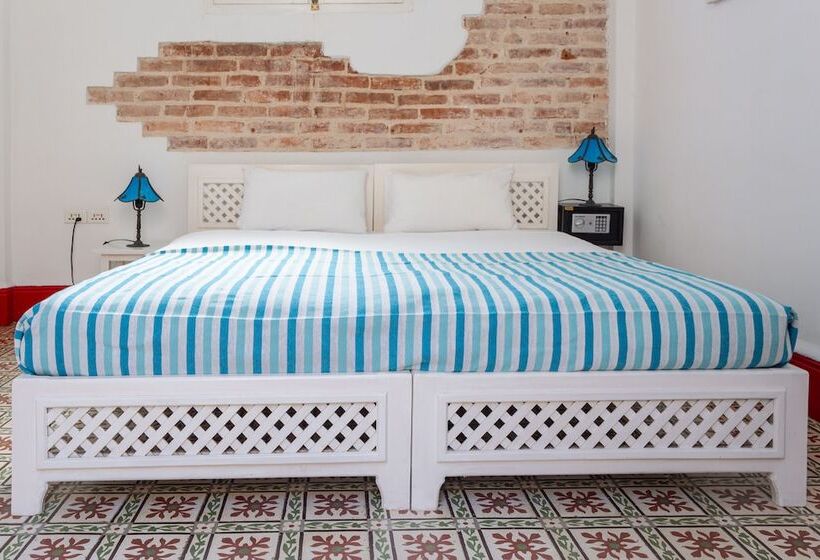 تختخواب و صبحانه El Almendron Rosado