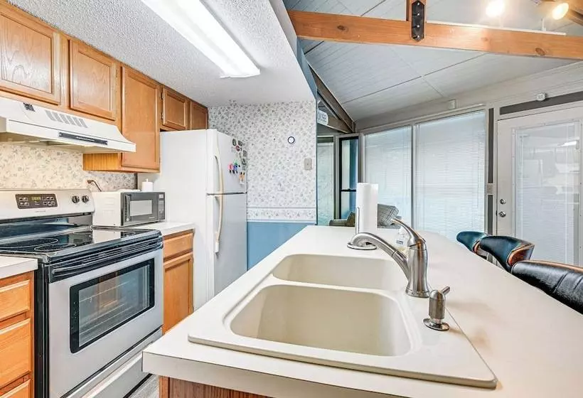 Myrtle Beach Tree House  W/ Deck ~ 7 Mi To Beach!